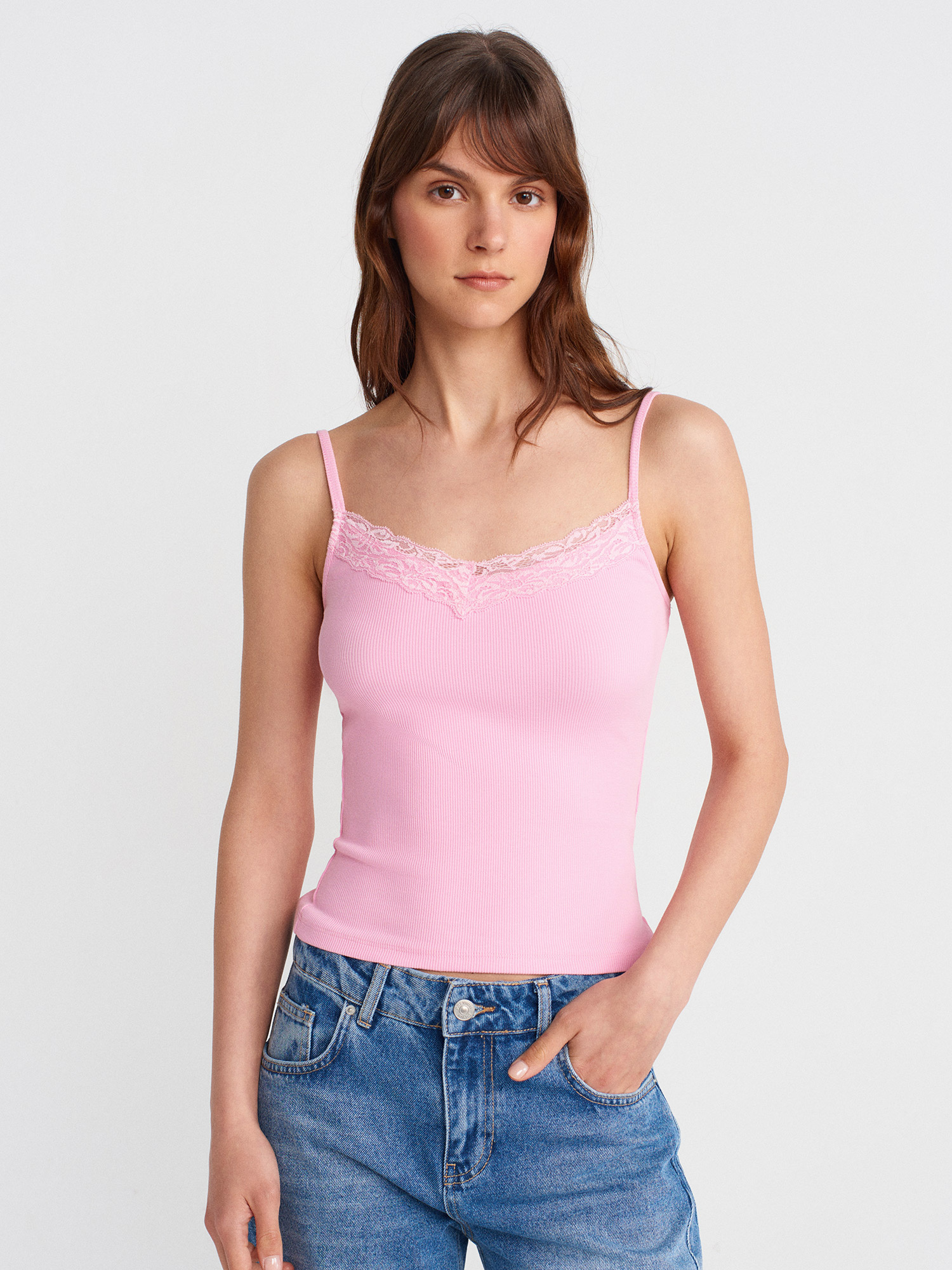 21015 Dantel Detaylı Top